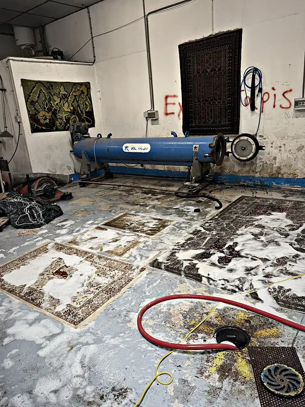Centrifugeuse utilisée pour essorer les tapis après lavage.