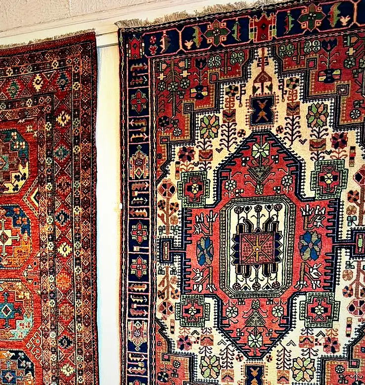 Détail d’un tapis caucasien à médaillons géométriques.